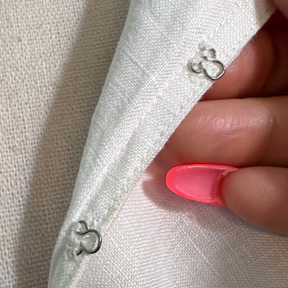 Elegant White Irish Linen Blouse with Embroidered Details - Picture 4 of 15